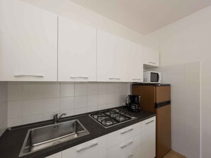Fridge, microwave, stovetop, coffee/tea maker - Holiday apartment with air conditioning and terrace (Lignano Sabbiadoro)