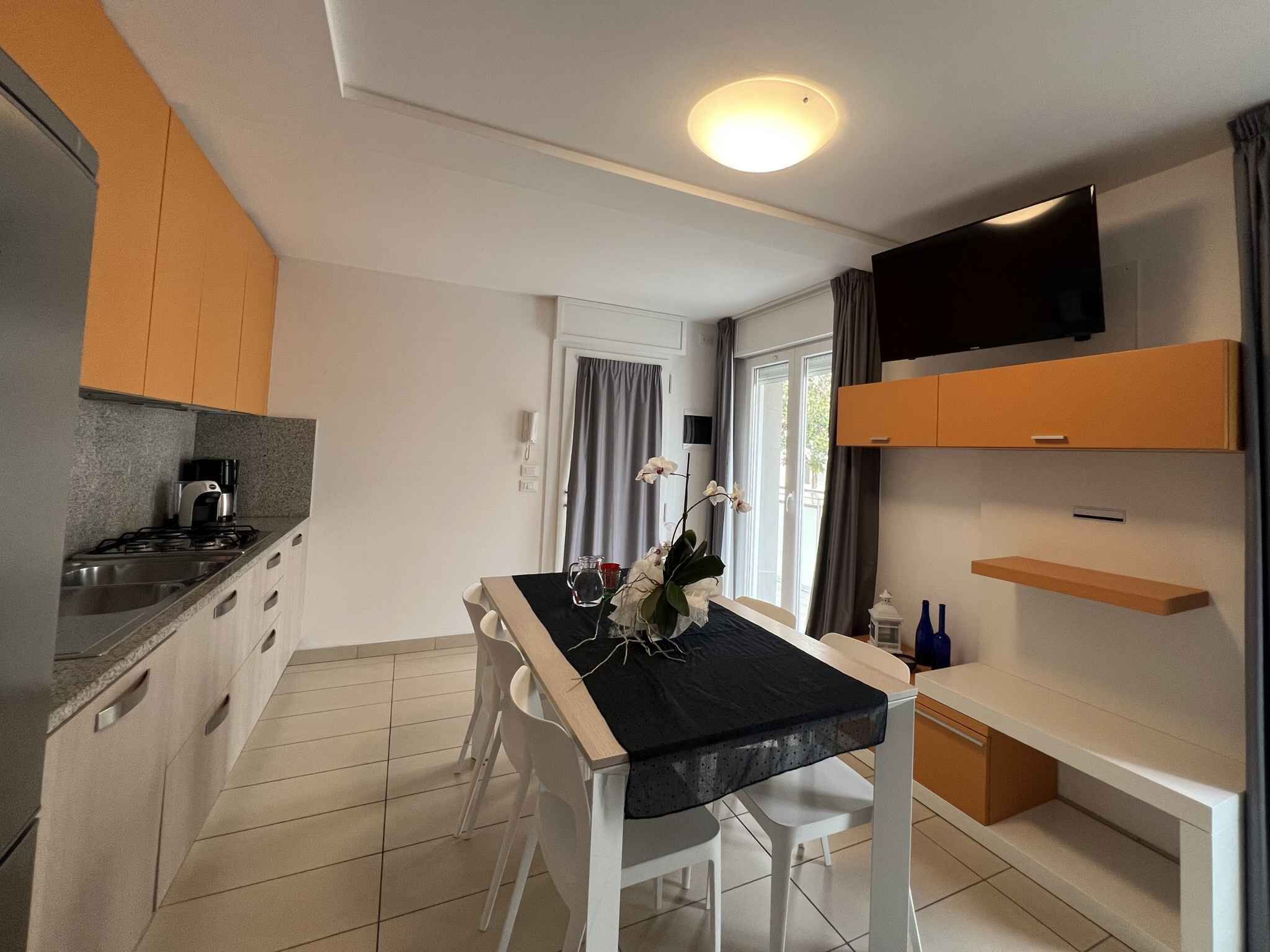 Kühlschrank, Mikrowelle, Herdplatte, Geschirrspüler