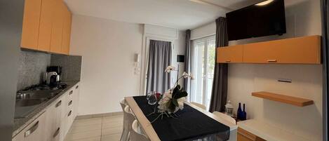 Kühlschrank, Mikrowelle, Herdplatte, Geschirrspüler