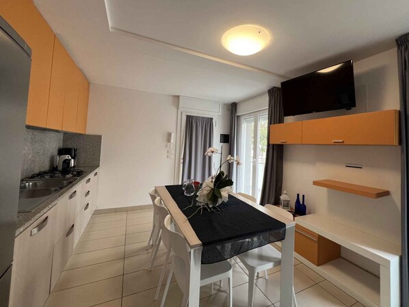 Jääkaappi, mikroaaltouuni, liesi, astianpesukone