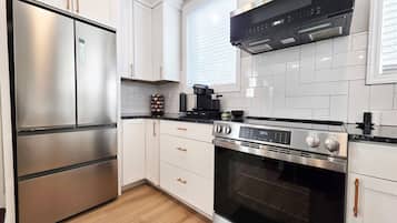 Køleskab, mikrobølgeovn, ovn, kogeplade