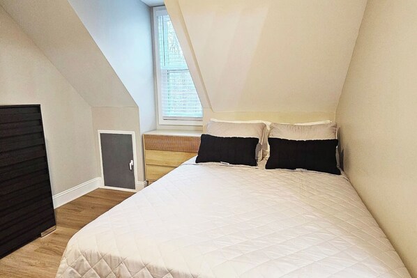 2 habitaciones, escritorio, tabla de planchar con plancha y wifi gratis 