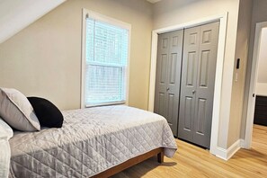 2 habitaciones, escritorio, tabla de planchar con plancha y wifi gratis 