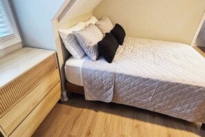 2 habitaciones, escritorio, tabla de planchar con plancha y wifi gratis 