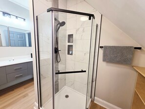Dusche, Haartrockner, Bidet, Handtücher
