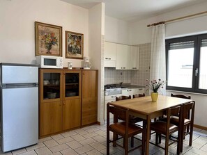 Kühlschrank, Mikrowelle, Herdplatte, Wasserkocher mit Kaffee-/Teezubehör