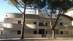 Un immeuble à plusieurs étages, doté de balcons, d’une entrée principale et d’une enseigne indiquant « Villa NODARI ».