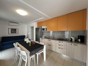 Fridge, microwave, stovetop, dishwasher