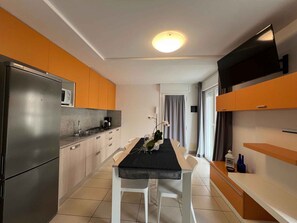Geladeira, micro-ondas, cooktop, lava-louças