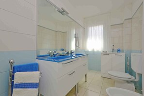 Bathroom - Holiday flat with balcony and air conditioning (Lignano)