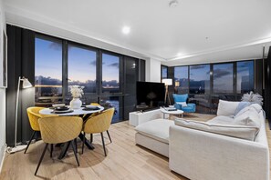 Smart TV - Luxury 3BR with Ocean & River Views in Surfers Paradise Gold Coast (Surfers Paradise)