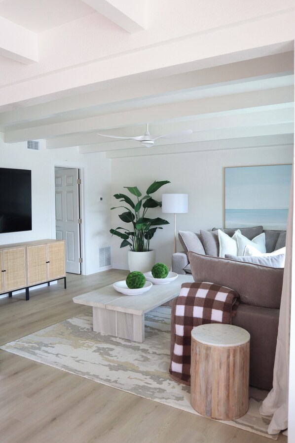 Smart TV - Modern Beachside King Suite on Englewood Beach (Englewood)