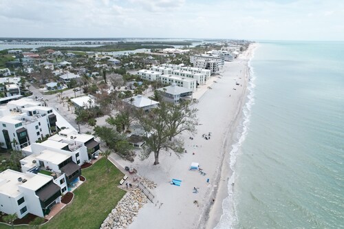 Modern Beachside King Suite on Englewood Beach