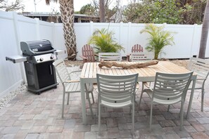 Outdoor dining - Modern Beachside King Suite on Englewood Beach (Englewood)