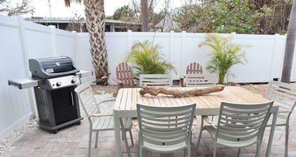 Modern Beachside King Suite on Englewood Beach