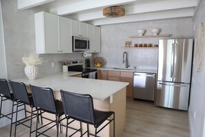 Køleskab, mikrobølgeovn, ovn, kogeplade