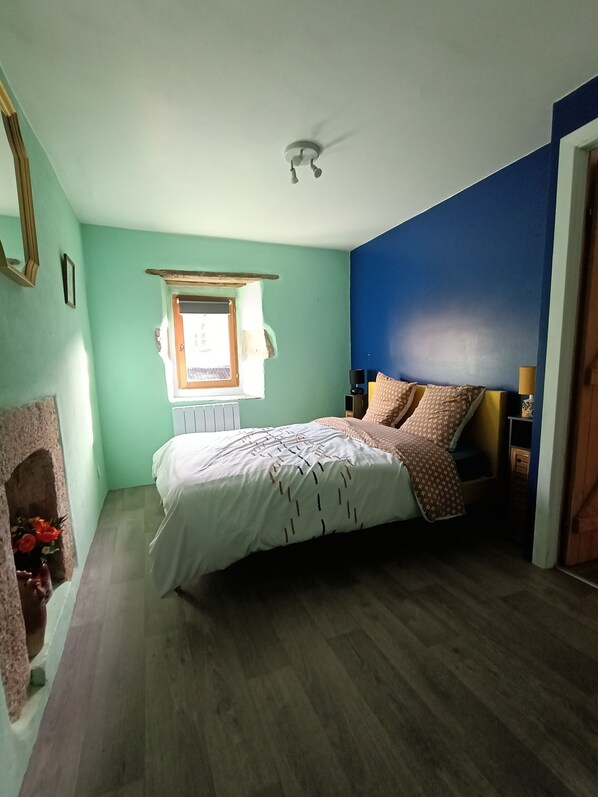 2 bedrooms, travel crib, free WiFi, bed sheets