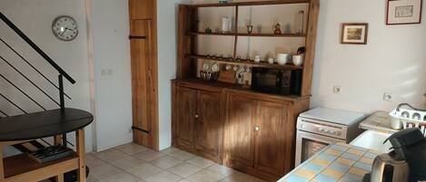 Kühlschrank, Mikrowelle, Ofen, Herdplatte