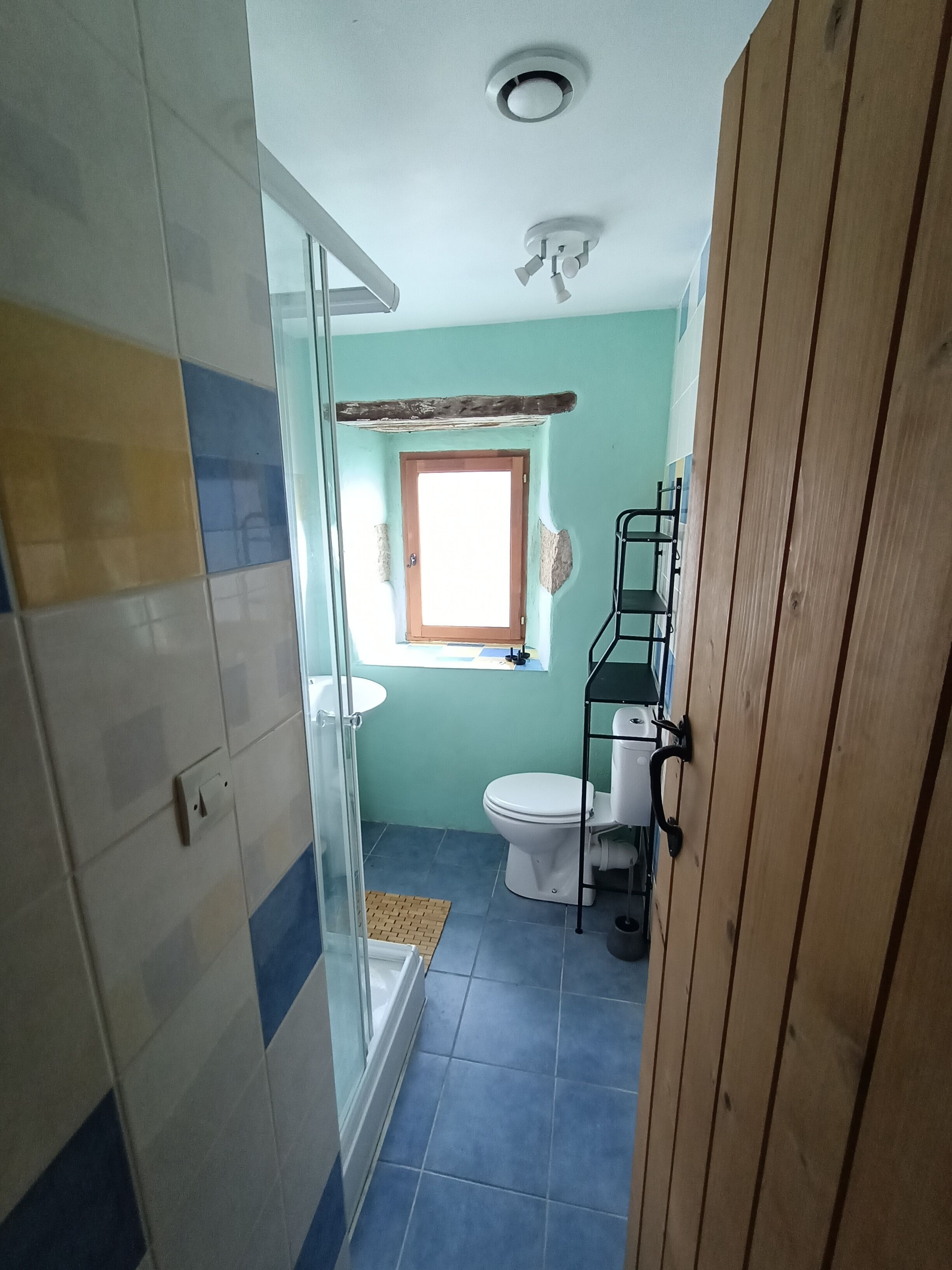 Douche, serviettes fournies, savon, shampoing