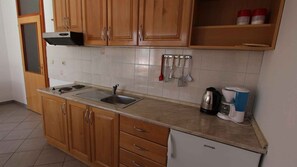 Een koelkast, een kookplaat, een koffiezetapparaat/waterkoker