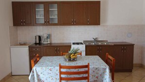 Coffee/tea maker, fridge, microwave, stovetop
