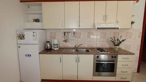 Kühlschrank, Ofen, Herdplatte, Wasserkocher mit Kaffee-/Teezubehör