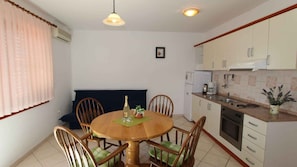 Fridge, oven, stovetop, coffee/tea maker