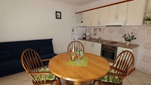 Fridge, oven, stovetop, coffee/tea maker