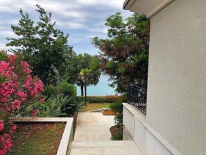 المنطقة المحيطة بالمنشأة