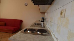 Fridge, stovetop, coffee/tea maker