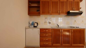 Kühlschrank, Herdplatte, Wasserkocher mit Kaffee-/Teezubehör