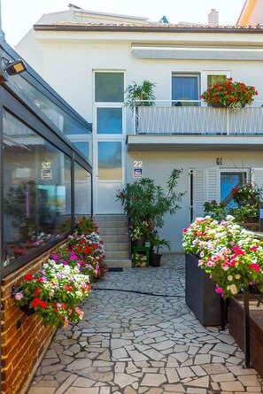 Exterior detail - Holiday apartment near the sea (Malinska)
