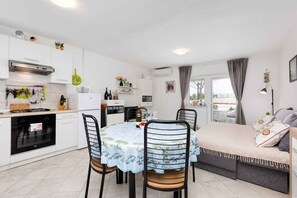 Fridge, oven, stovetop, coffee/tea maker - Holiday apartment near the sea (Malinska)