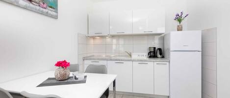 Een koelkast, een magnetron, een kookplaat