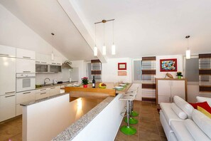 Réfrigérateur, four, plaque de cuisson, lave-vaisselle