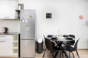 Fridge, stovetop, coffee/tea maker, toaster