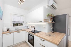 Fridge, oven, stovetop, dishwasher