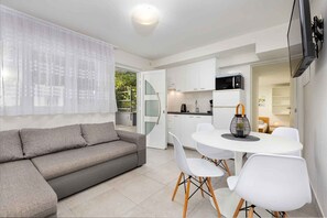 Living area - Holiday apartment mit Terrasse (Malinska)