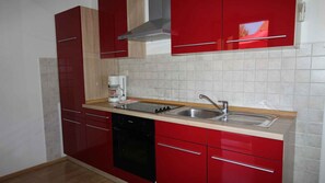 Kjøleskap, ovn, kokeplater og kaffetrakter/tekoker