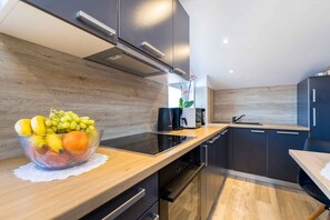 Kjøleskap, mikrobølgeovn, ovn og kokeplater