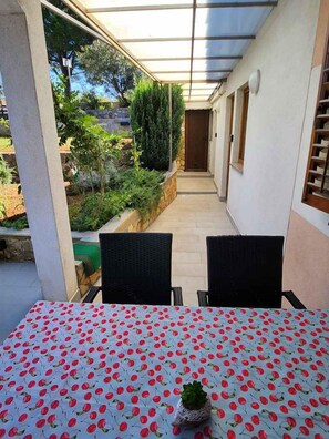 Outdoor dining - Holiday apartment mit Terrasse (Malinska)