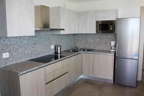 Kühlschrank, Mikrowelle, Herdplatte, Geschirrspüler