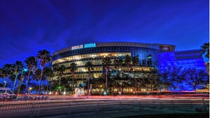 Un edificio moderno con el letrero "AMALIE ARENA" en la parte superior.