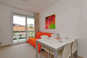 Dining - Holiday apartment with air conditioning, internet, balcony and pool (Lignano)