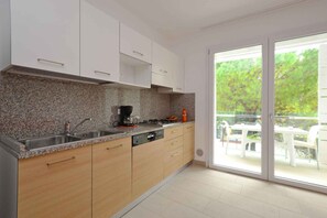 Frigorífico, microondas, placa de cocina y lavavajillas