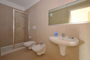 Bathroom - Holiday apartment with air conditioning, internet, balcony and pool (Lignano)