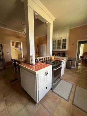 Kylskåp, mikrovågsugn, ugn och spishäll