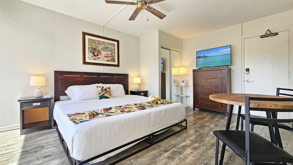 Comfortable King Bed Waikiki Studio 2 Mins Walk To Beach With Wifi & Ac - Kailua, HI