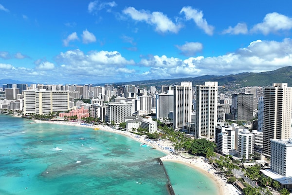 Platja a a prop i tovalloles de platja
