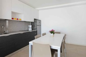 Fridge, microwave, stovetop, dishwasher